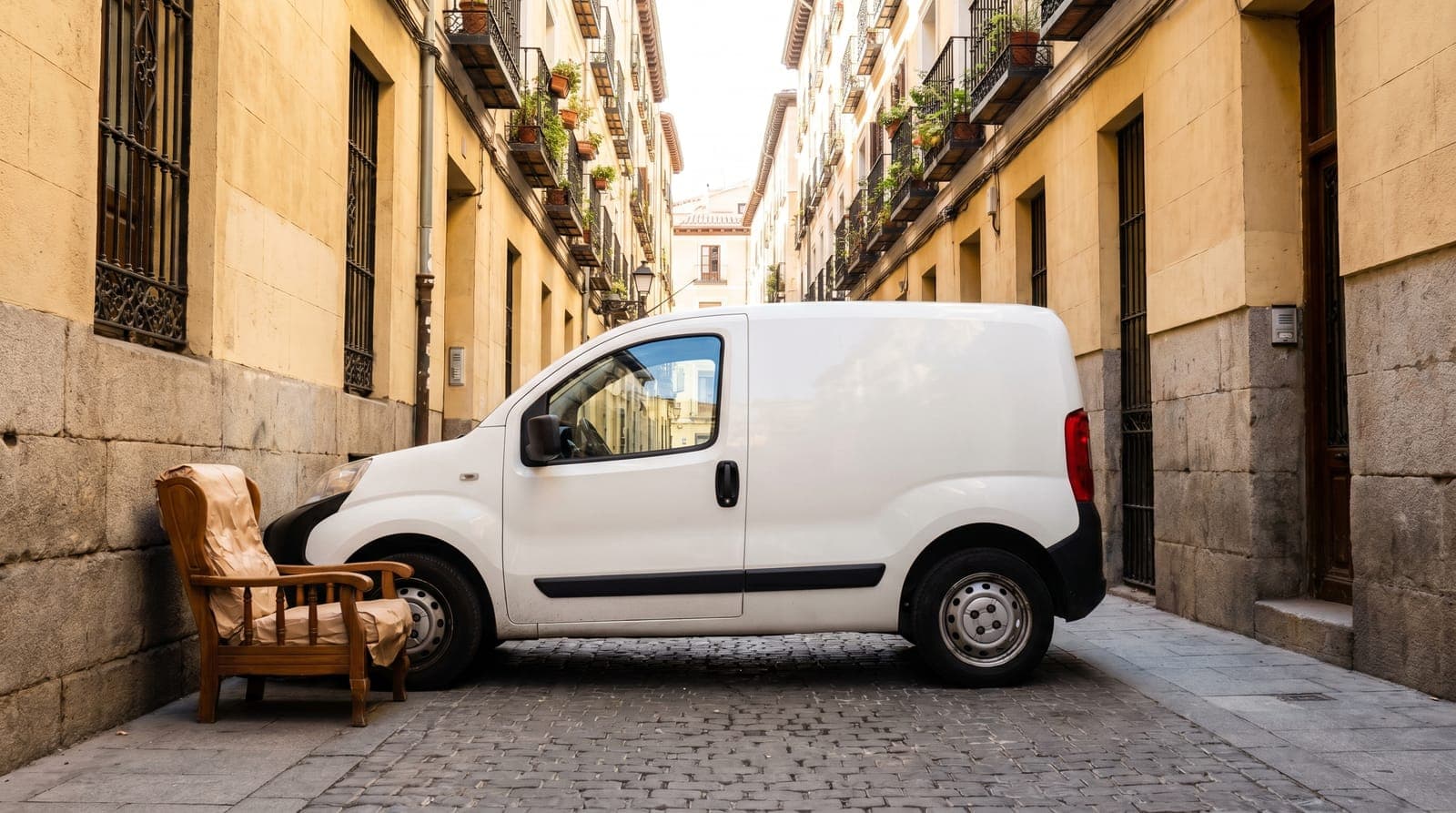 Furgoneta de reparto en una calle estrecha del centro histórico de Madrid