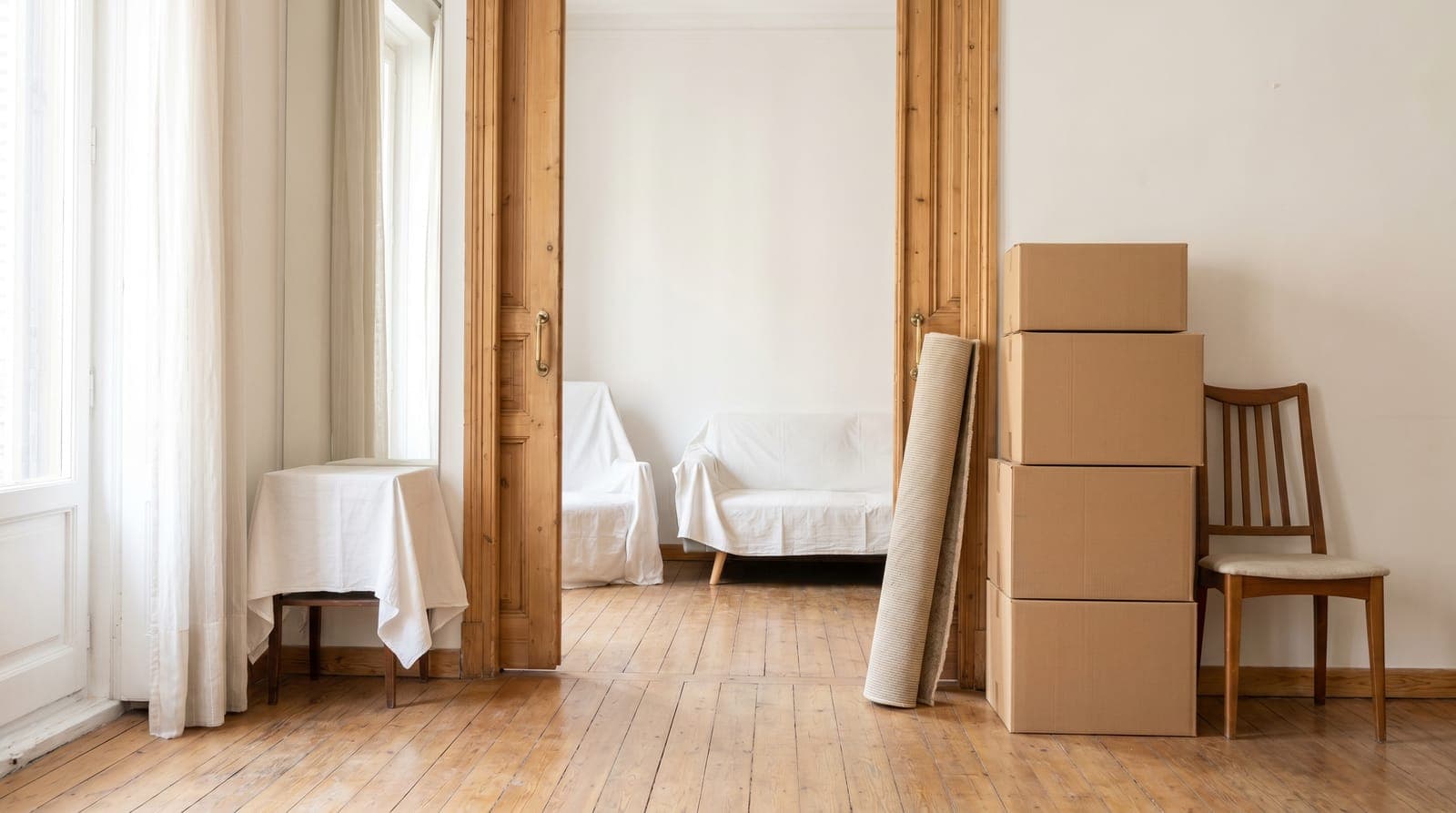 Piso de Madrid en plena mudanza con muebles y cajas etiquetadas junto a la puerta