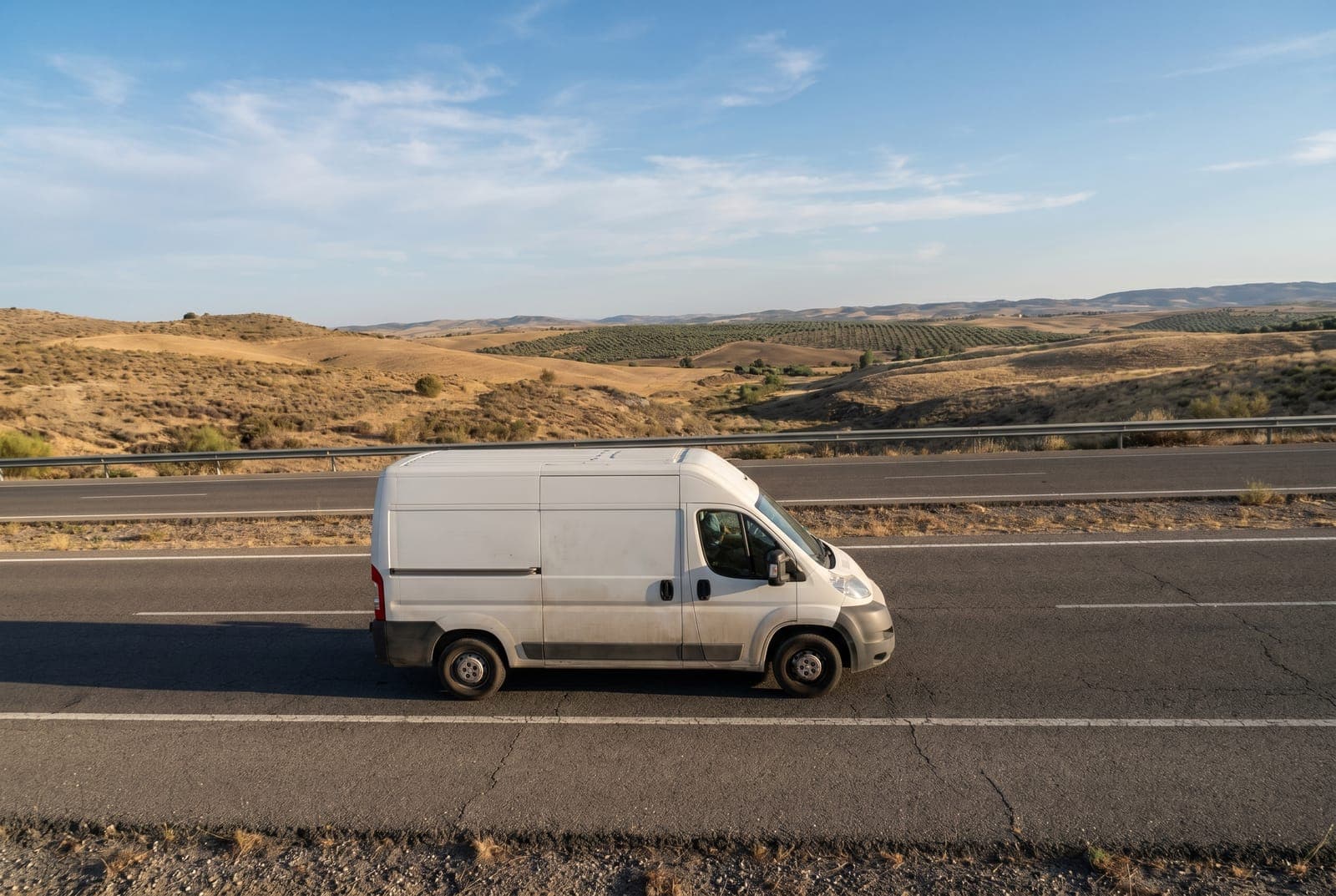 Furgoneta de Alvicar en una autovía española en un recorrido de larga distancia